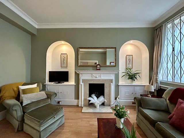 Spacious Bedroom in Quiet Cobbled Mews