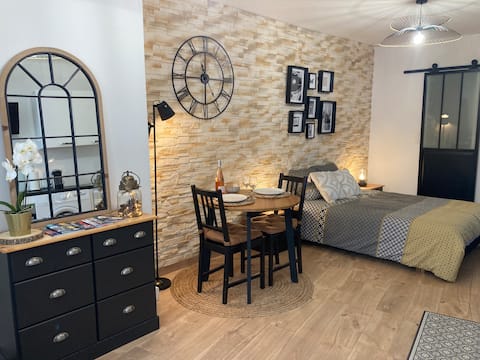 Top Airbnb: Independent studio with terrace, in a great location in Rouen
