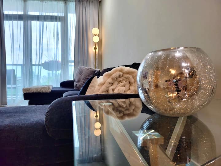 Luxury Downtown Condo Welcomes You - Free Parking - Toronto
