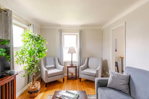 Top performing Airbnb: Joslyn Cottage • Private • Steps from Light-Rail in Kamm's
