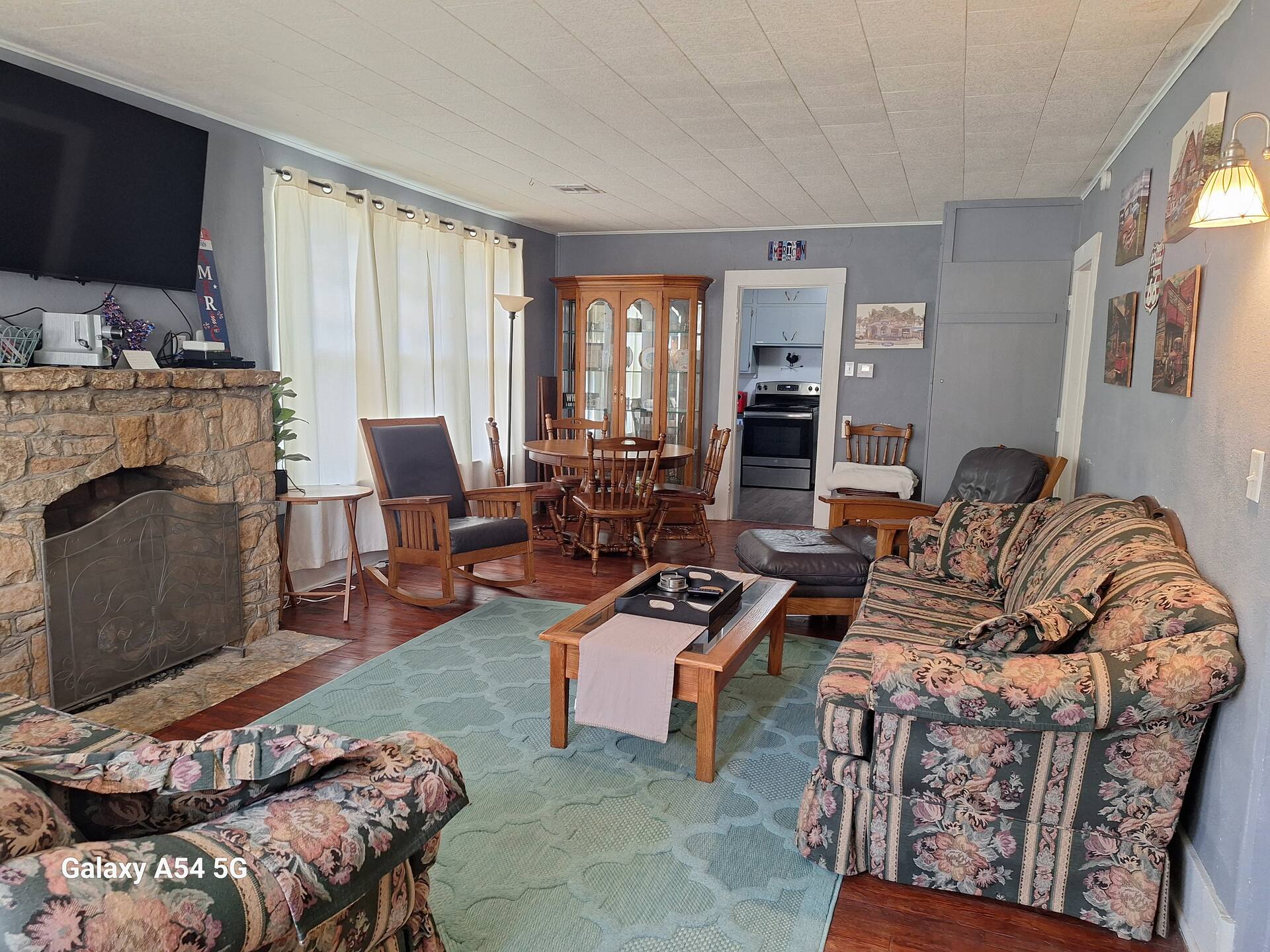 Renovated Bungalow with Cozy Gas Fireplace — foto 4