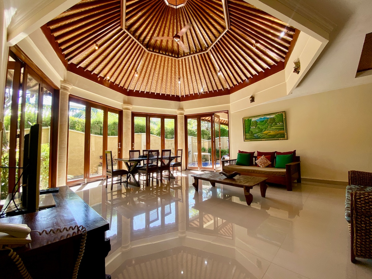 Villa in Kecamatan Denpasar Selatan · ★4.0 · 2 bedrooms · 1 bed · 2.5 private baths, порівнянний Airbnb