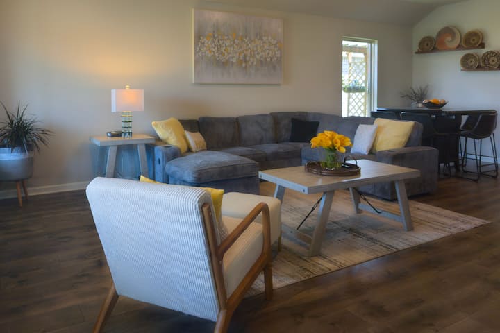 Waterfront Cozzy Home-comfortable For Up To 8 - Lake Charles, LA