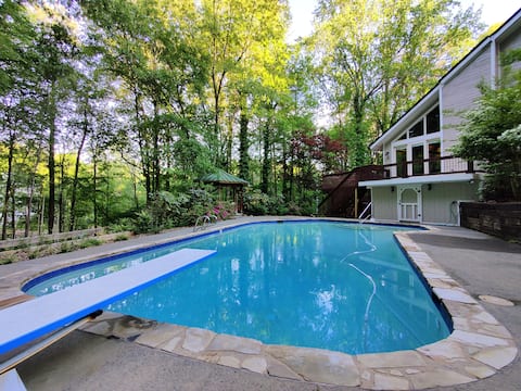 Pinestone Retreat: Hot Tub, Pool, Sauna, Game Room