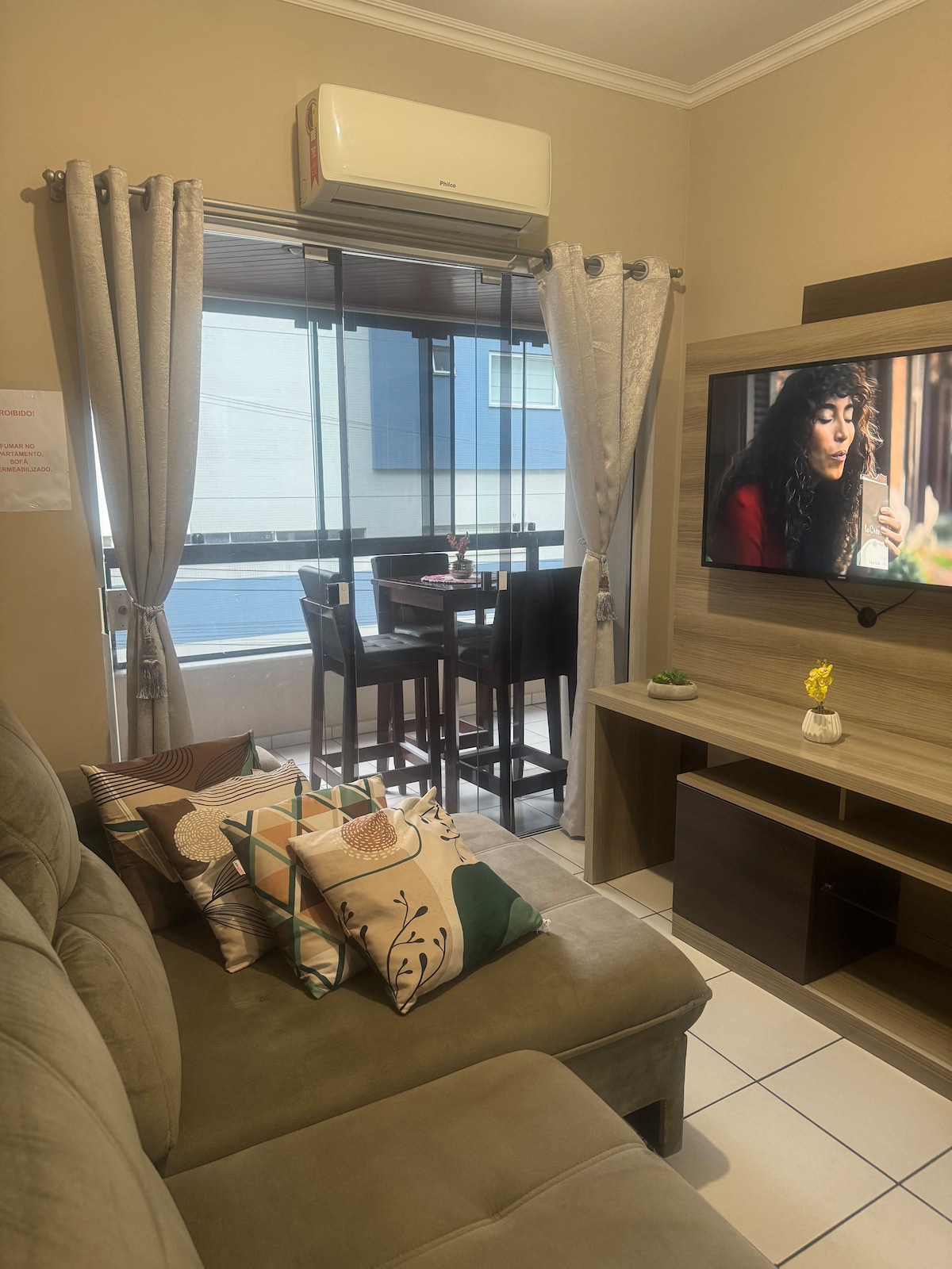 เตียงโซฟาที่สบายพร้อมช่องเสียบ USB สำหรับชาร์จโทรศัพท์มือถือ 

สมาร์ททีวี 42 ”

Ar Condicionado

คอร์ตินา

ระเบียงกว้างพร้อมโต๊ะและเก้าอี้