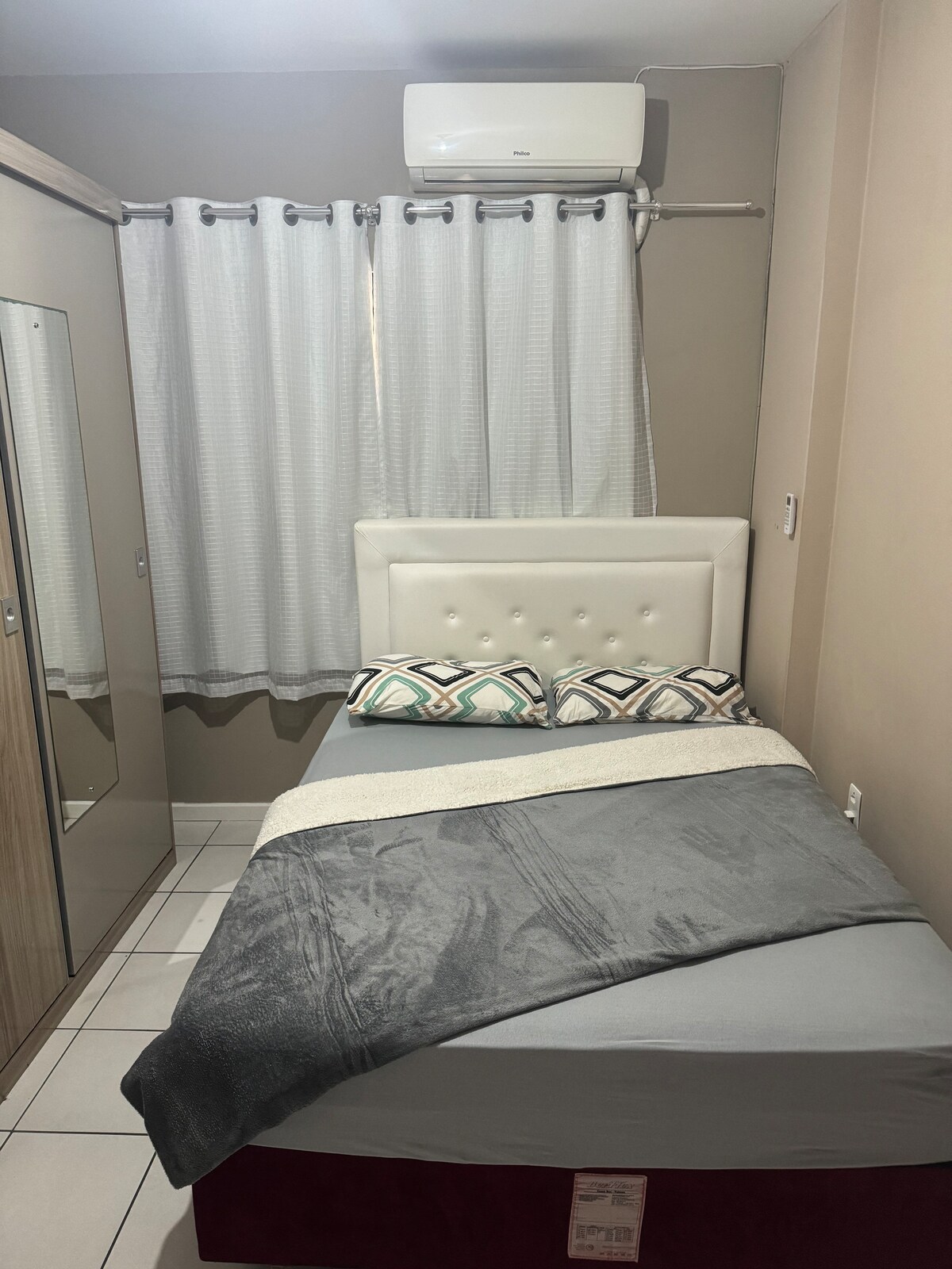 เตียงคู่ 
ที่นอนเสริมเดี่ยว 2 หลังสำหรับเด็ก 
Ar Condicionado 
กอร์ตีนากับเหตุการณ์หมดสติ 
เสื้อผ้า Guarda 

