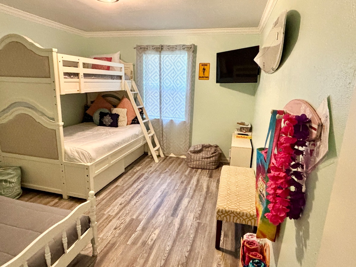Chumba cha Watoto: Ikiwa una watoto, watapenda chumba hiki! Kitanda 1 cha ghorofa ambacho ni pacha juu ya kitanda kilichojaa, pamoja na kitanda 1 cha peke yake. Kura ya toys, puzzles, michezo na TV ya kufurahia baada ya kurudi kutoka pwani. 