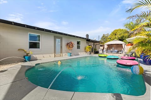 ~Chic Oasis • 6-Guest Suite • Pool Heat • Near All