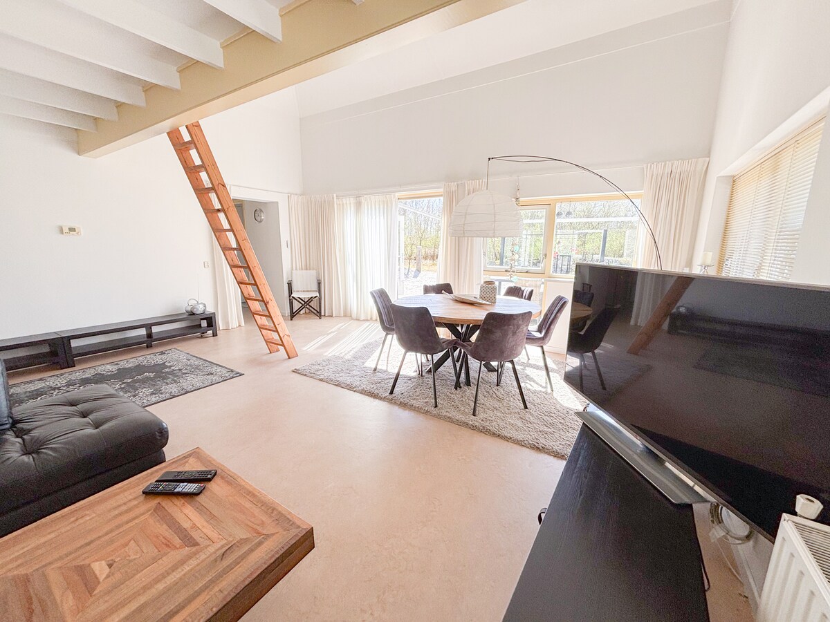 Popular Airbnb listing: Beach house Makkum by the sea in Wijk 18 Weidestreek Zuidwest