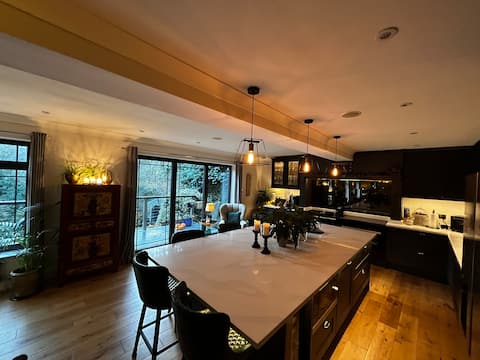 Luxury Surrey Hills 5BR w/hot tub, set in woodland