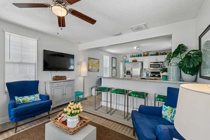 Cheerful Two Bedroom Bungalow In Old West Tampa - Tampa, FL