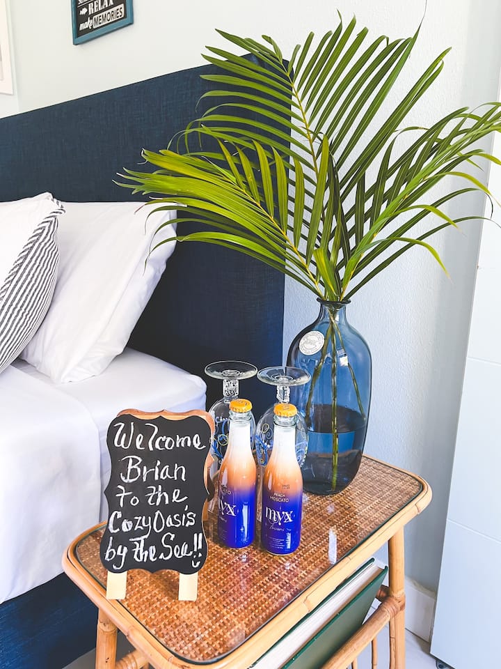 ДОБРЕ ДОШЛИ в уютния оазис край морето. Винаги имаме освежаващи, безплатни напитки за нашите гости. 