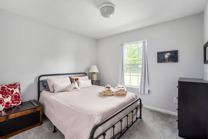 Bedroom 2 - Queen size bed with plush carpet, dresser, closet, and a nice view into the backyard.