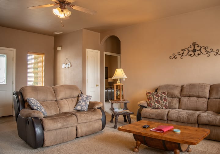 Comfy Cozy 2 Bedrooms 1 Ba, 70" & 40" Tv, & Grill - Montrose, CO