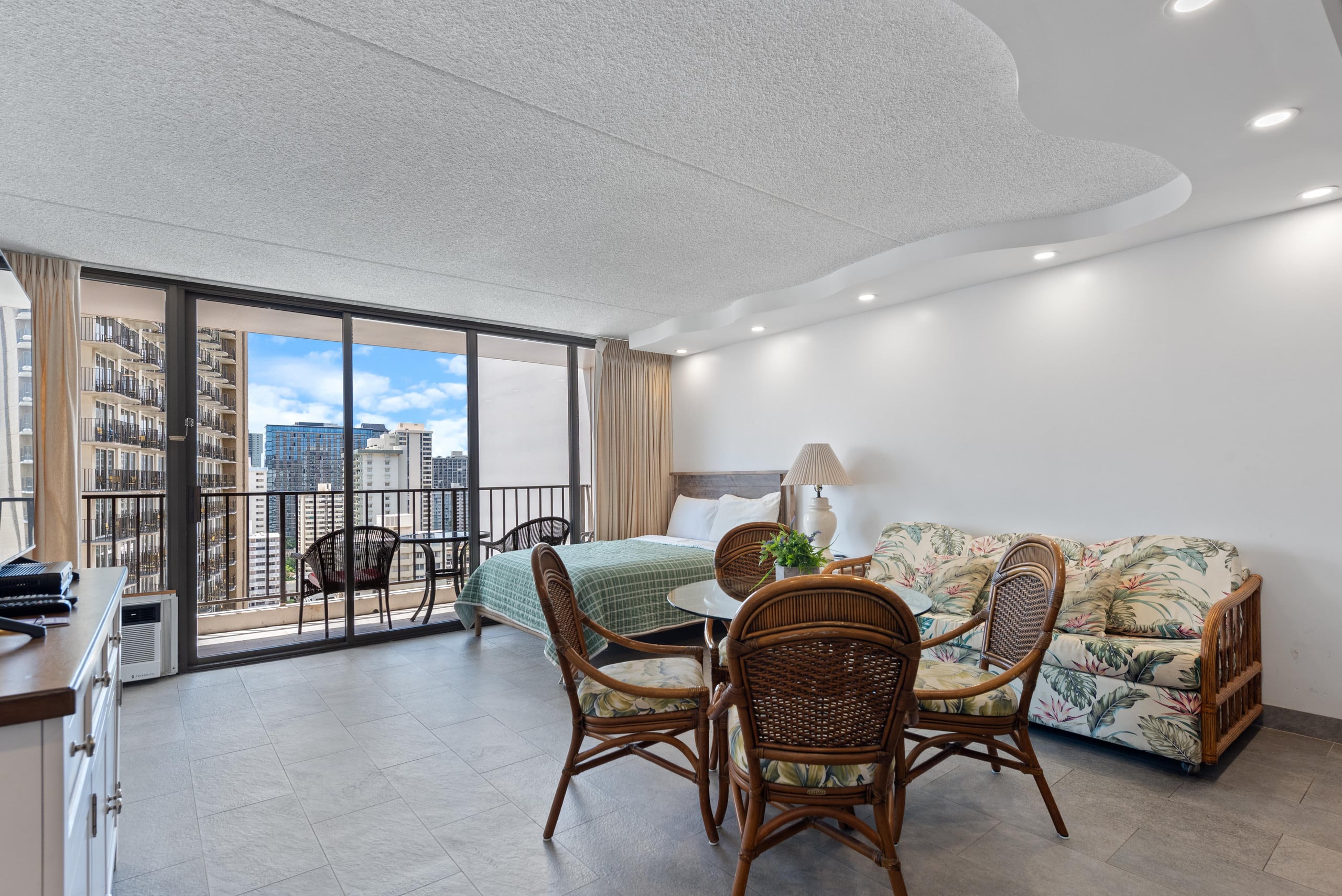 Condo in Honolulu · ★4.68 · 1 bedroom · 4 beds · 1 private bath - Image 2