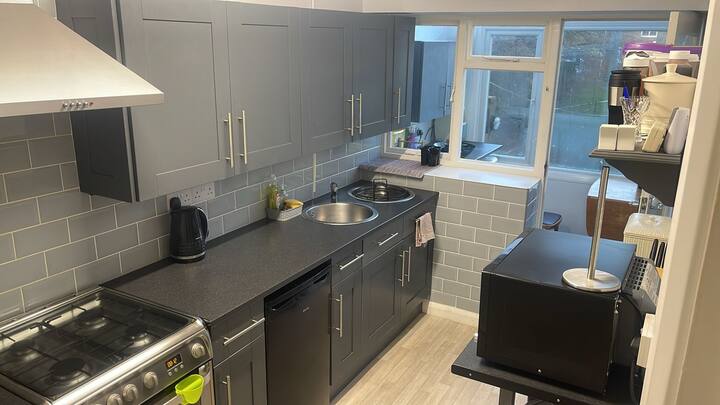 Modern, Kingsize Bedroom. Private Courtyard Entry. - Hastings