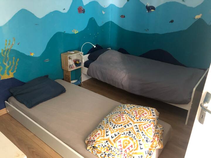 Dos camas de 90 x 190. Cama nido, por lo tanto, una cama o dos camas en esta habitación acuario