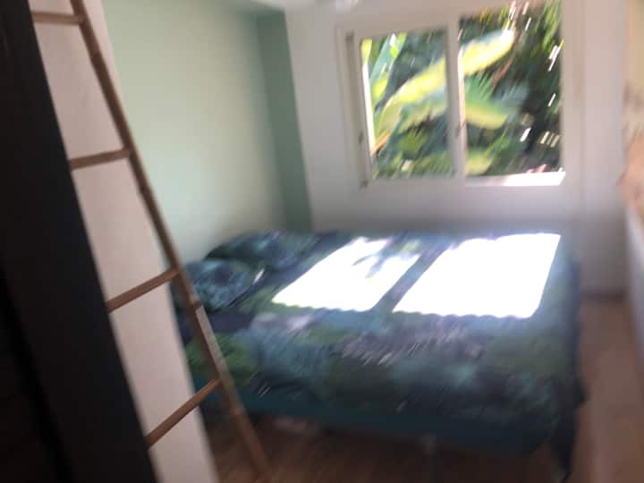 Cama de matrimonio 180x200, habitación con luz de techo y ventilador. No hay aire acondicionado .