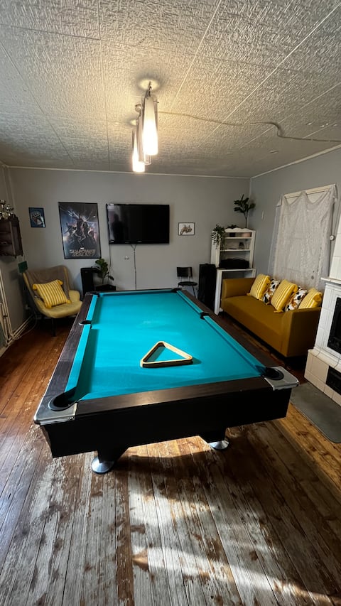 Front man house (billiards, sauna & parking)