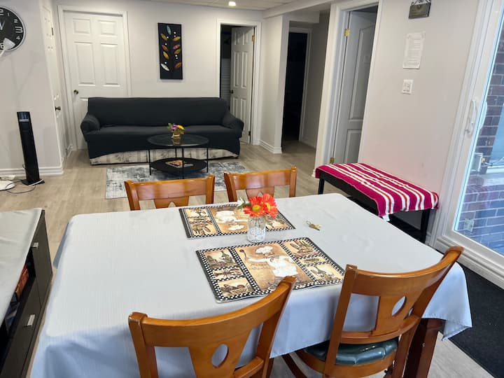 Spacious New Cozy 2 Bedroom Apartment - Newmarket