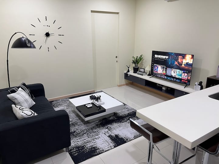 Студио со одделни простори за живеење, кујна и спална соба, која нуди приватност и простор за лесно готвење