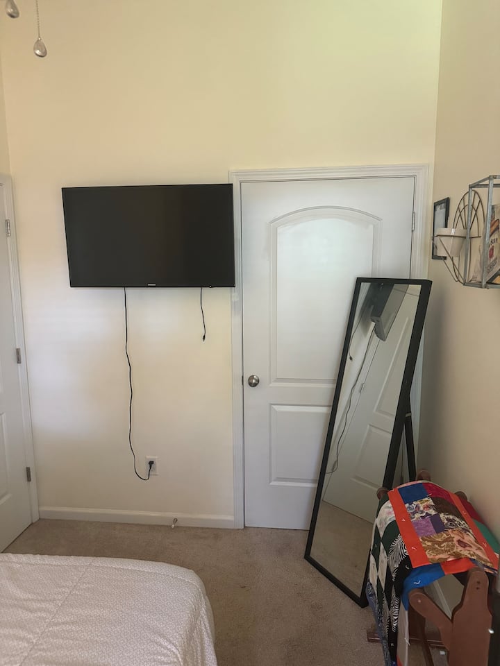 Televisheni w/ Roku, Kioo cha Urefu Kamili, Mablanketi ya Ziada na Rafu ya Nguo