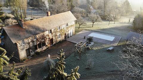 Family country house, fireplace and pool