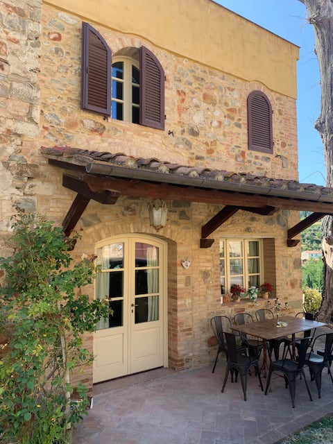 Top performing Airbnb: Cozy Italian stone cottage central Tuscany in Chianni