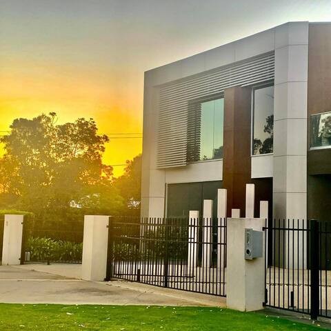 Tocumwal River House - Luxury water views in town