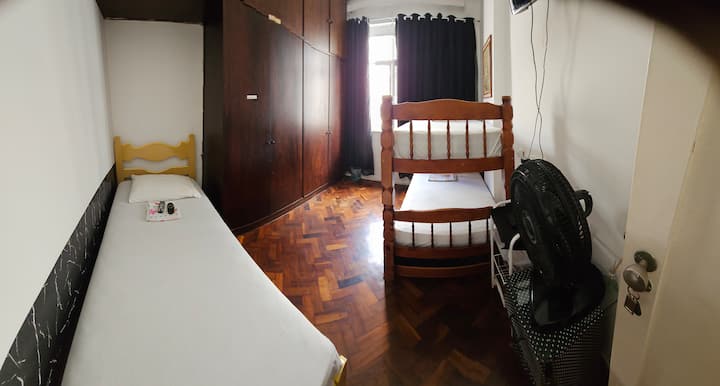 Súkromná izba pre 1 až 3 osoby z tej istej skupiny. Zadný apartmán. Super tichý!