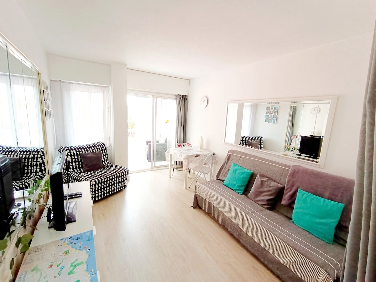 მისაღები ოთახი „მოლივლივე“ იატაკით, რომელშიც არის დივანი და ერთადგილიანი გასაშლელი დივანი. სწრაფი ოპტიკურ-ბოჭკოვანი ინტერნეტი საერთაშორისო არხებით, სასადილო მაგიდა და 42-დიუიმიანი ტელევიზორი.