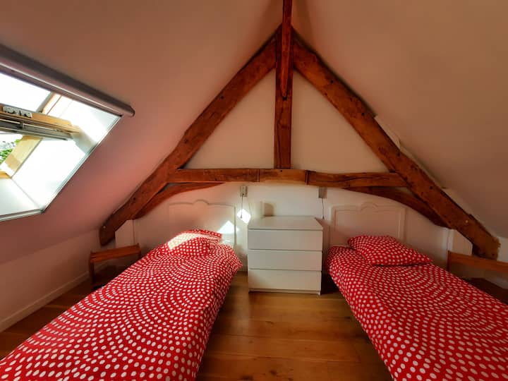 Dhomë gjumi 3 lart me trarë të ekspozuar - 2 krevate me 90*200