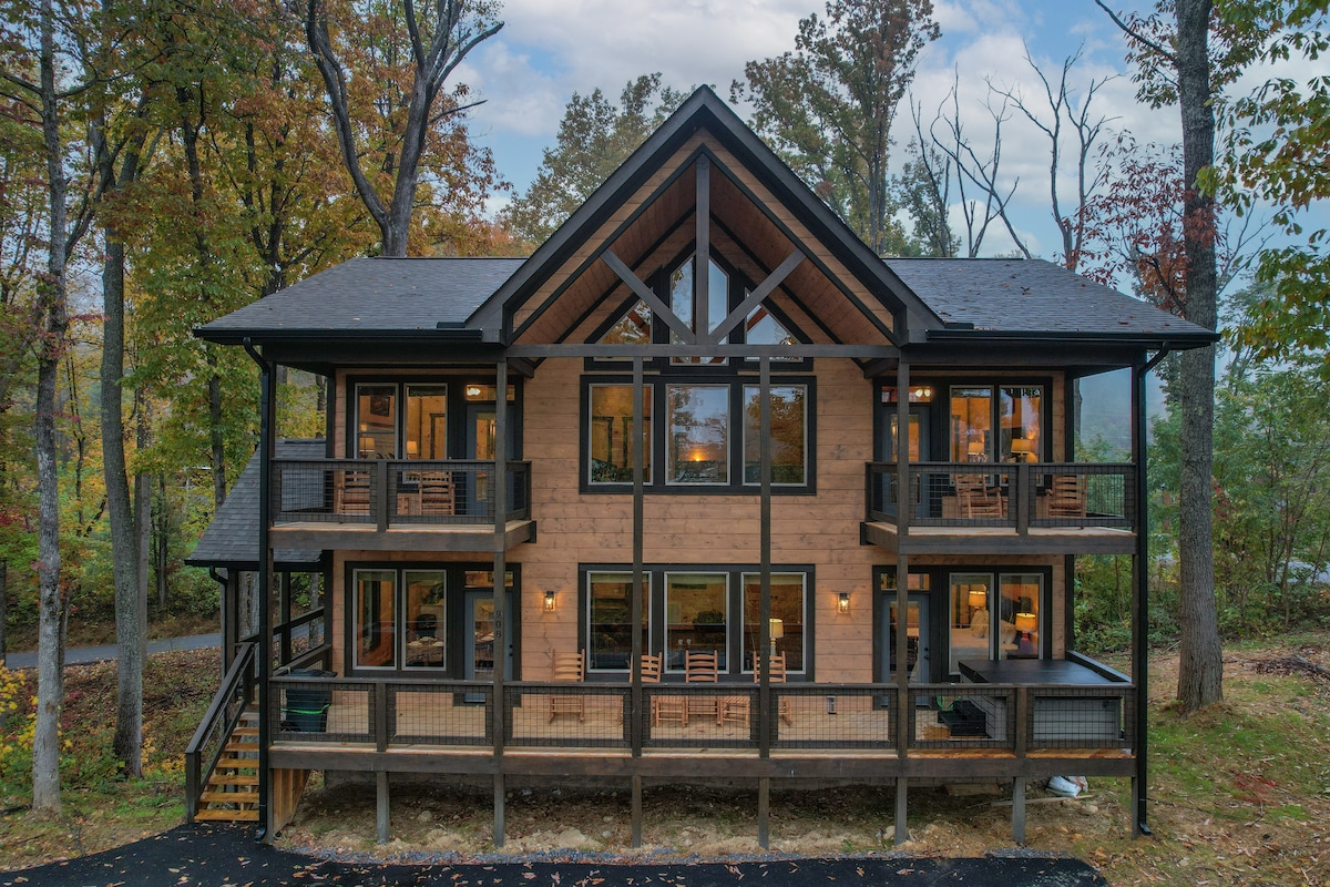 Free Attractions, Gameroom, Hot Tub, Fireplace.