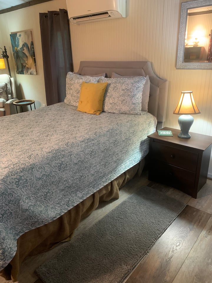 Დედოფლის ზომის საწოლი საწოლისპირა მაგიდით.