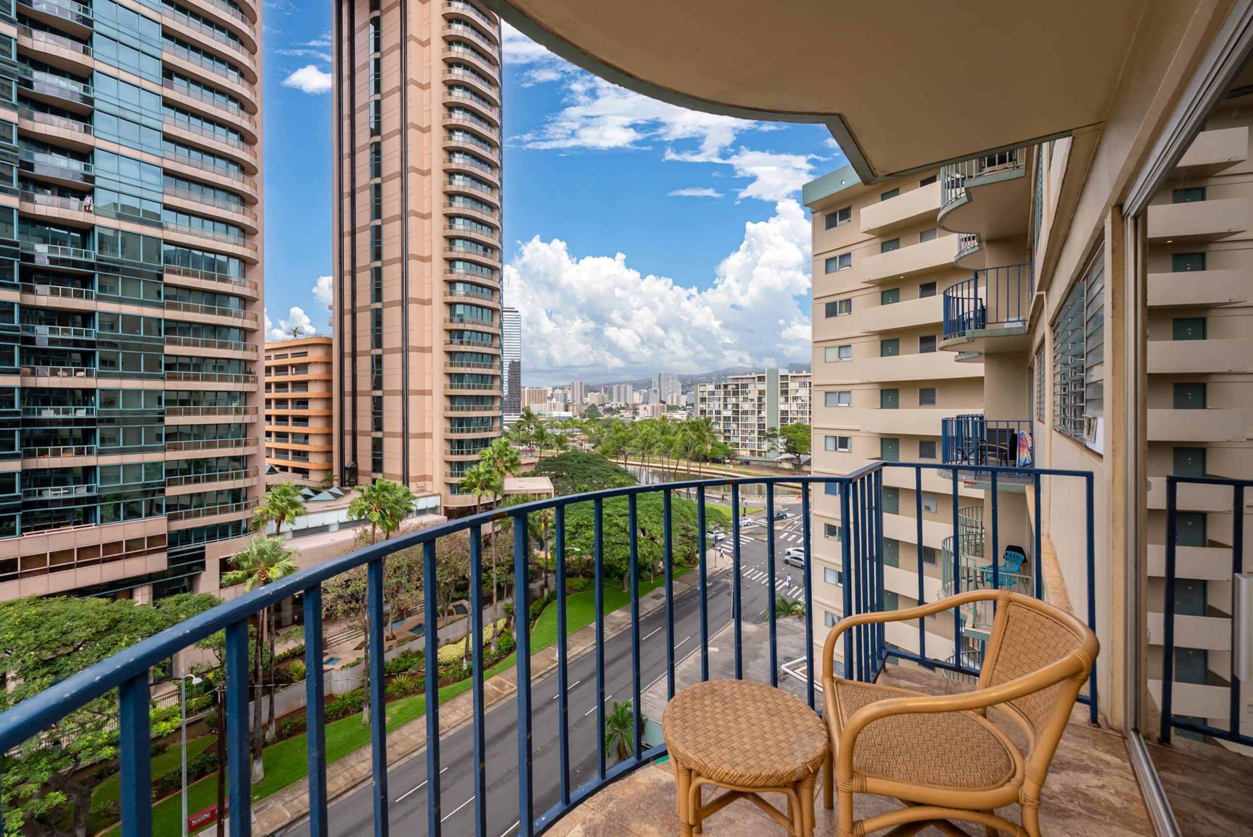 Condo in Honolulu · ★4.43 · 2 bedrooms · 3 beds · 1 bath - Image 18