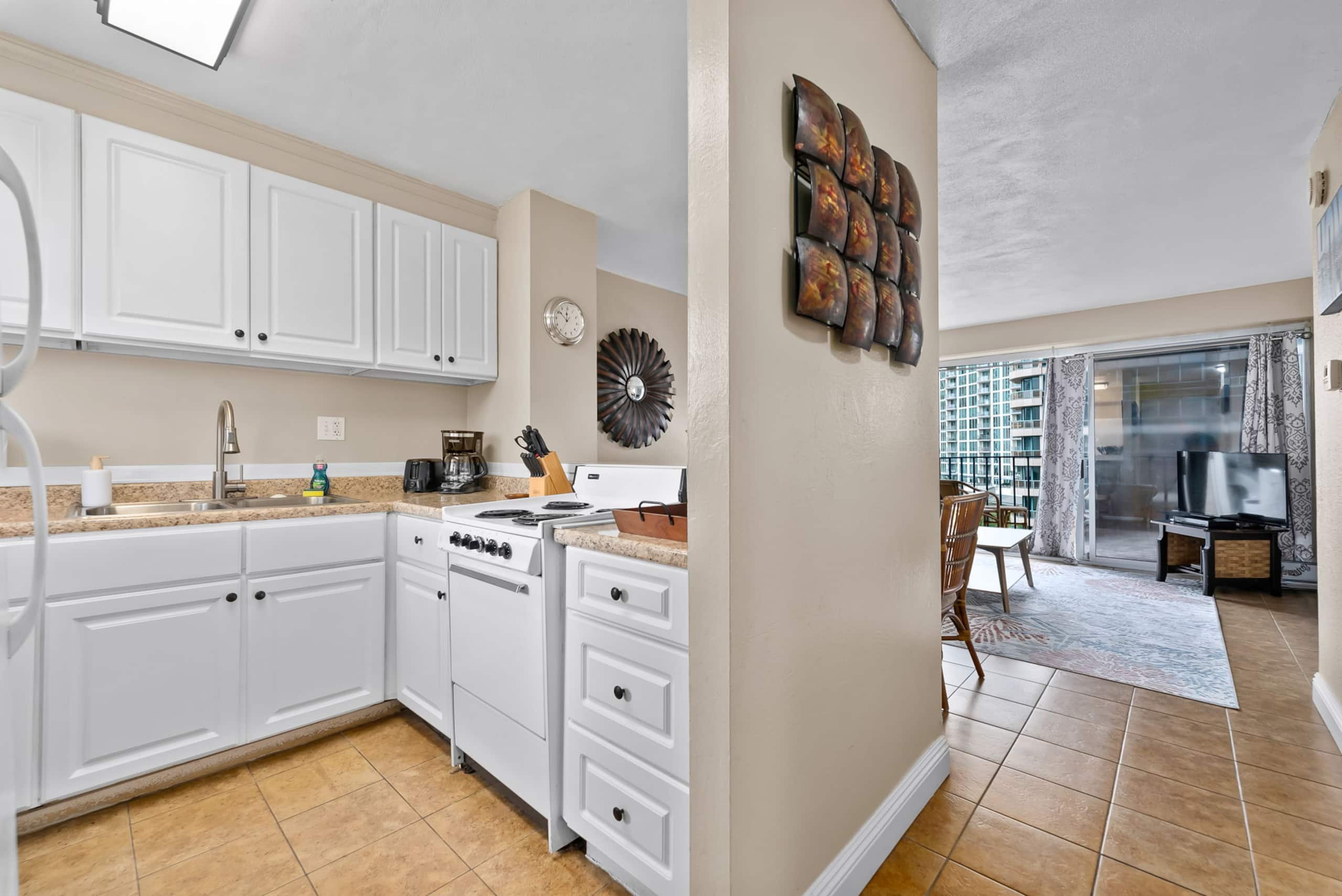 Condo in Honolulu · ★4.43 · 2 bedrooms · 3 beds · 1 bath - Image 7
