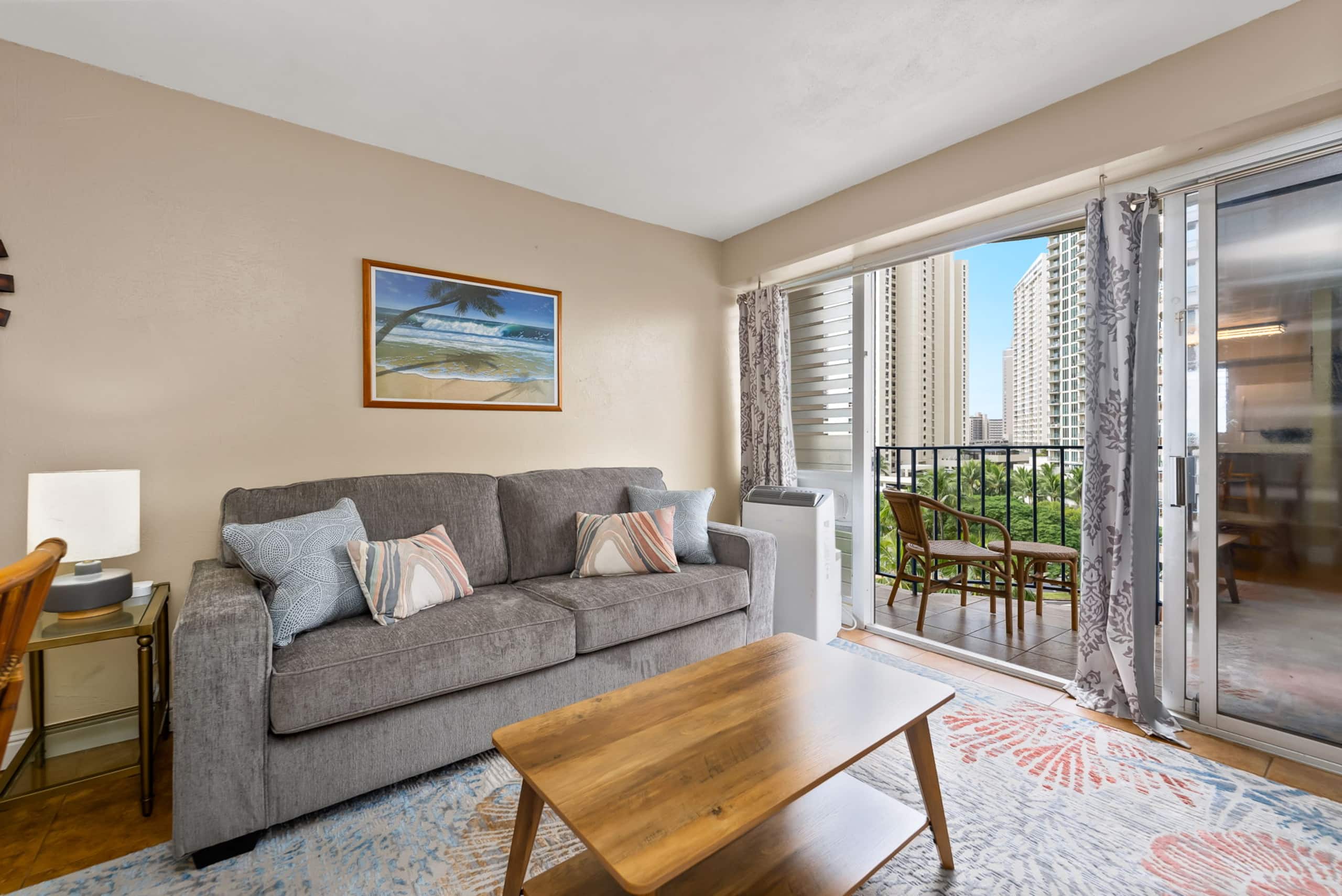 Condo in Honolulu · ★4.43 · 2 bedrooms · 3 beds · 1 bath - Image 2