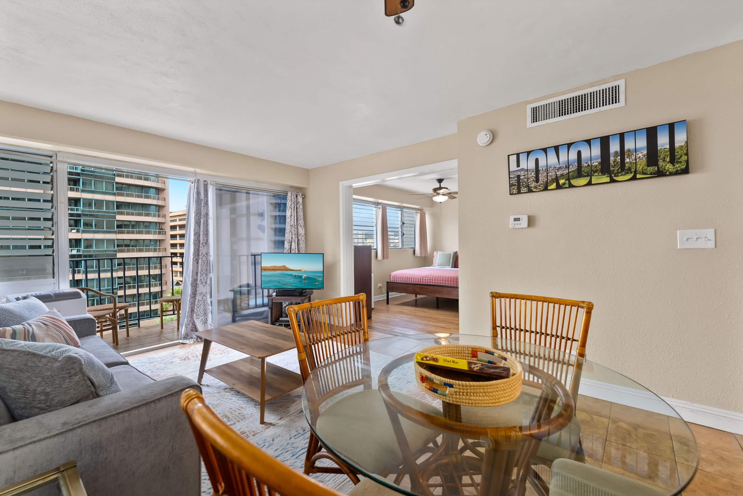 Condo in Honolulu · ★4.43 · 2 bedrooms · 3 beds · 1 bath - Image 8