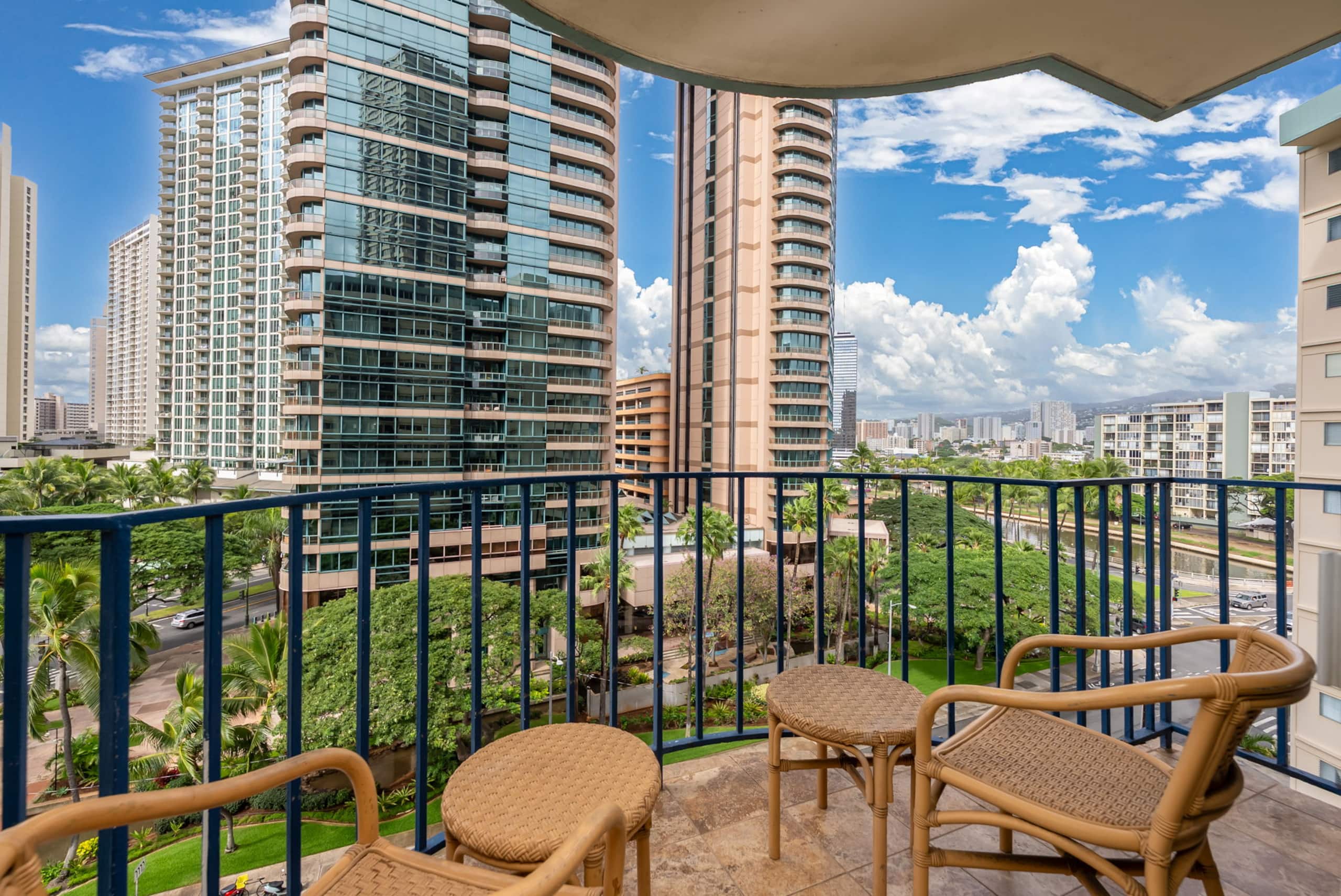 Condo in Honolulu · ★4.43 · 2 bedrooms · 3 beds · 1 bath - Image 19