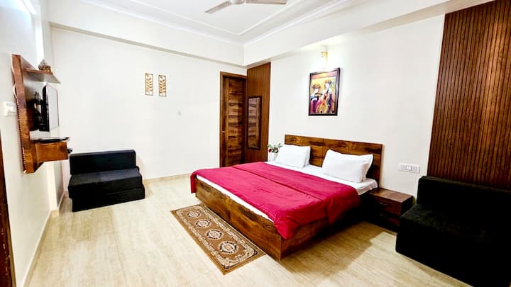 سرير بحجم كبير في غرفة النوم