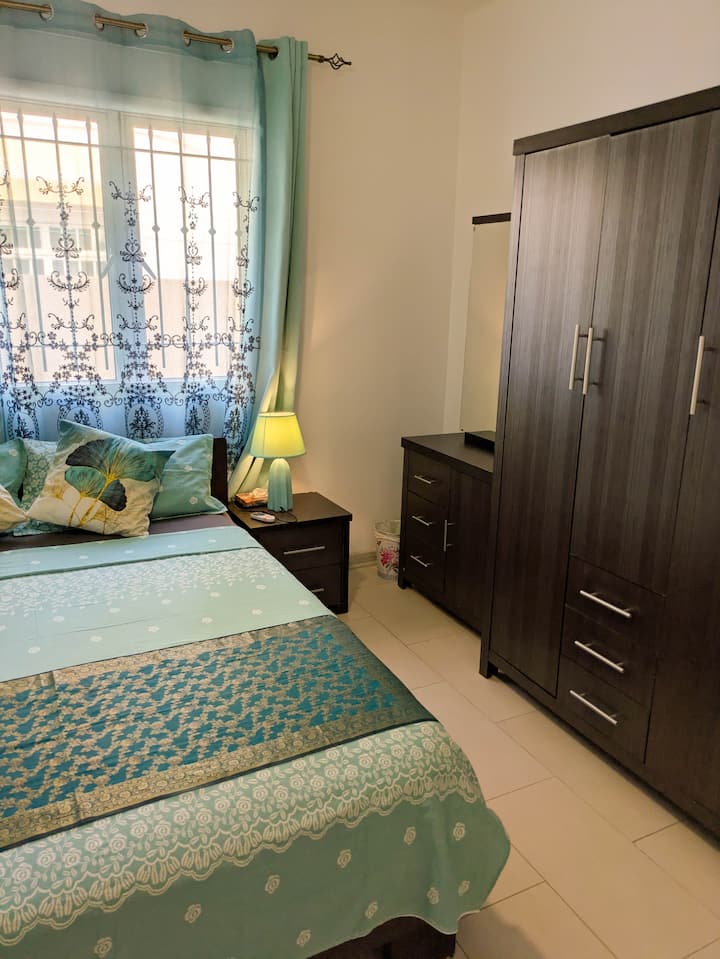 Bedroom 3 features the second-largest bed, perfect for two adults. Its serene turquoise palette evokes the tranquil hues of the Mauritian lagoon. All bedrooms are equipped with airconditioning and mosquito nets for utmost peace of mind and comfort. 