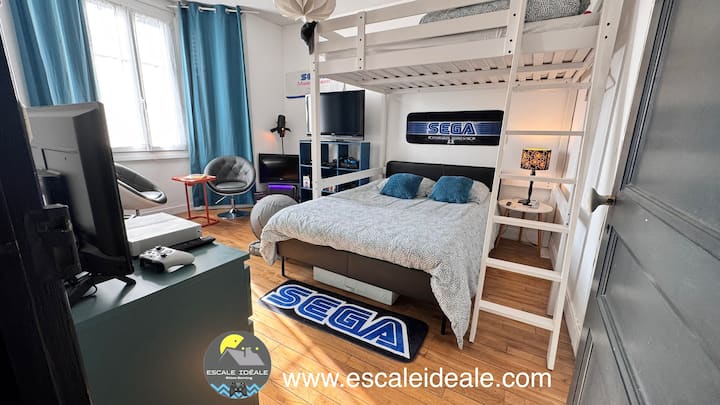 ค้นพบ Sega Retro Gaming Stand พร้อมเกมหลายสิบเกมบนคอนโซลระดับตำนาน 3 รุ่น ได้แก่ Sega Master System, Sega Mega Drive, Sega Saturn และ Game Cube! + Atari 2600… นี่คือ "ห้องเกมย้อนยุค" ที่ 2! ใหม่ในปี 2025! ในวิลล่า