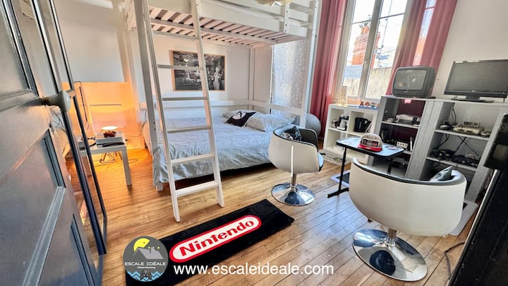 สำรวจเกมเก่าๆ ของ Nintendo ที่มีให้เล่นหลายสิบเกมบนคอนโซลระดับตำนาน 4 รุ่น ได้แก่ NES, Super Nintendo, Nintendo64 และ Game Cube! นี่คือ "ห้องเกมย้อนยุค" อันดับหนึ่ง! (ใหม่สำหรับฤดูร้อนปี 2025!) ในวิลล่า