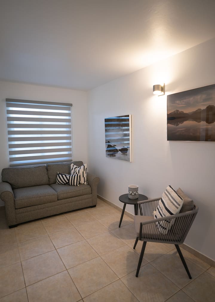 Rodinná izba na druhom poschodí s rozkladacou pohovkou v plnej veľkosti.