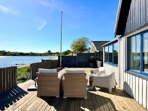 Lovely holiday home right on the beachfront