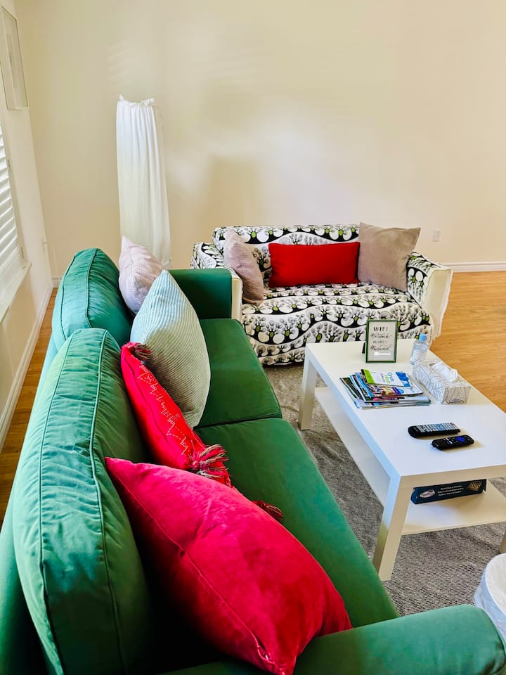 Sun-kissed 3br Family Home In A Quiet Neighborhood - Oakville
