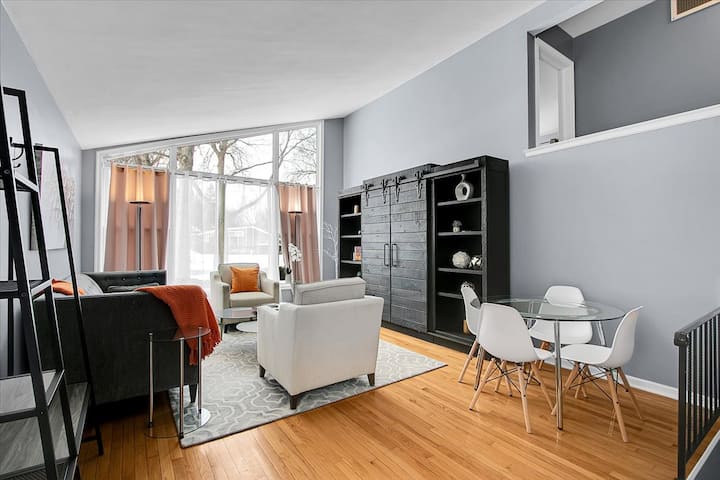 Cozy Midcentury Modern Getaway - Deerfield, IL
