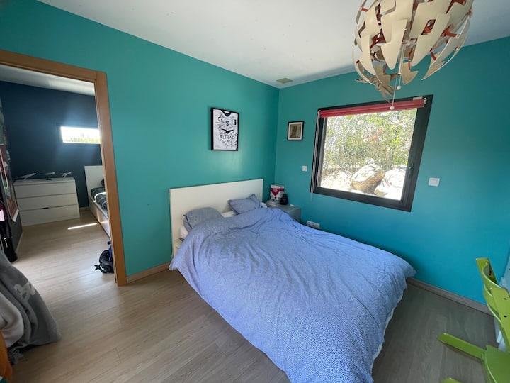 חדר לגונה: מיטת 140 ושולחן. 