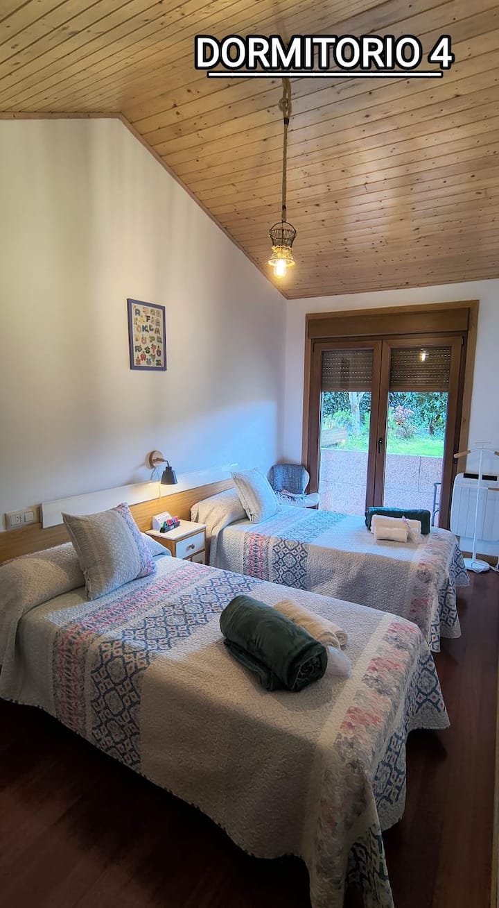 DORMITORIO 4: dos camas individuales que, independiente de la decoración de cada momento, son igualmente válidas tanto para adultos como para niñ@s; y, no están fijas, por lo que ,si se desea, se pueden juntar.