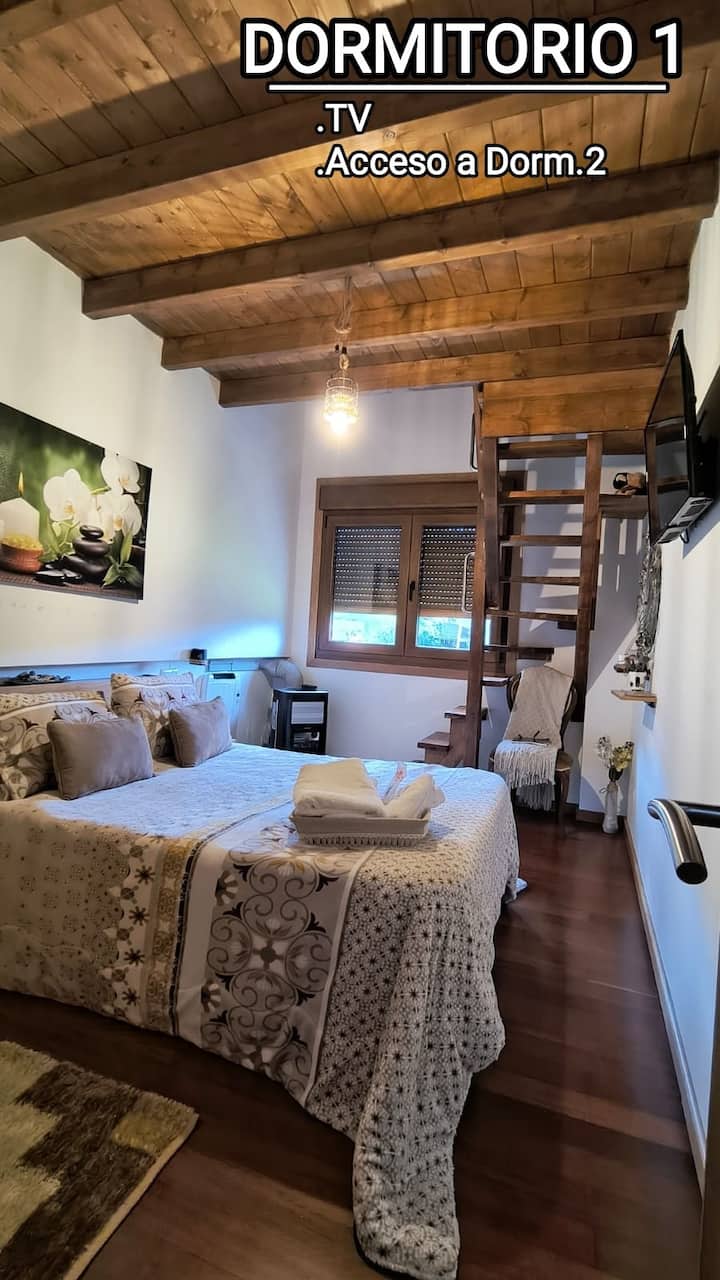 DORMITORIO 1: CAMA DOBLE.
Aquí ves la TV CON Smart TV; y las escaleras de acceso al Dormitorio.2(Altillo)